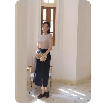 그레이·브라운 톤 긴팔티와 롱스커트 전신 코디 사진