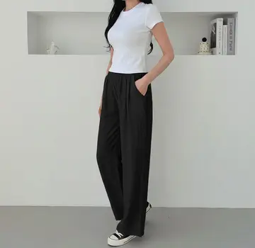 와이드 청바지와 화이트 반팔티 전신 코디 사진