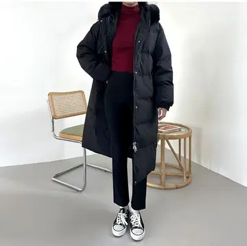 블랙 롱패딩과 블랙 슬랙스 전신 코디 사진