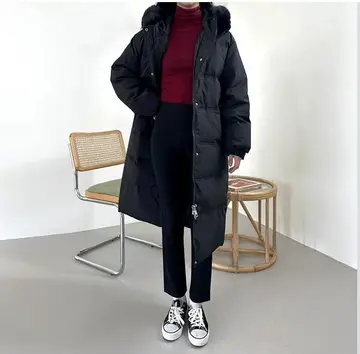 블랙·차콜 톤 롱패딩과 슬랙스 전신 코디 사진