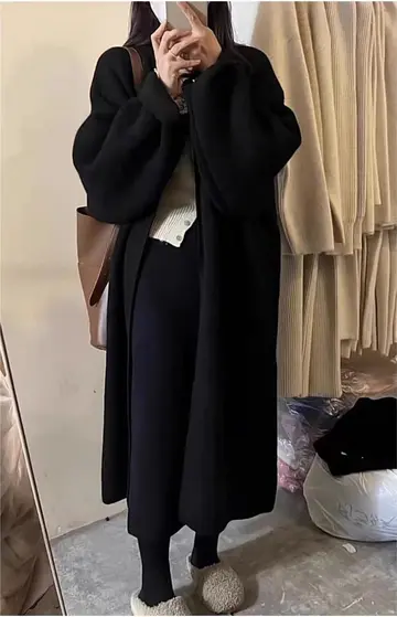 오버핏 가디건과 블랙 코트 전신 코디 사진