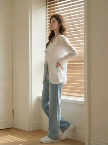 화이트 재킷과 청바지 전신 코디 사진