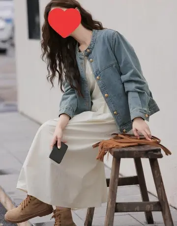 스카이블루 데님 재킷과 셔츠 전신 코디 사진