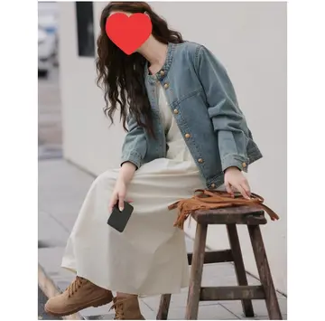 차콜·그레이 톤 데님 재킷과 셔츠 전신 코디 사진