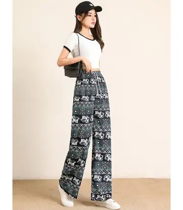 화이트·베이지 톤 배기팬츠와 반팔티 전신 코디 사진