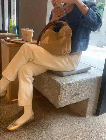 크롭 재킷과 블루 가디건 전신 코디 사진