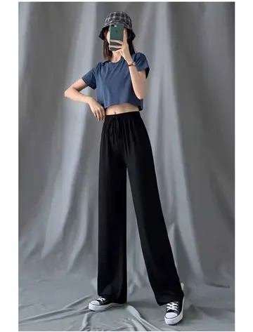 차콜·베이지 톤 배기팬츠와 반팔티 전신 코디 사진