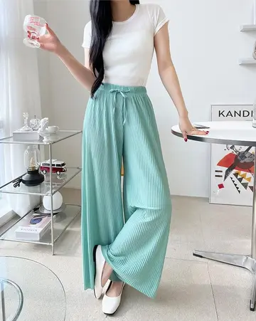 오버핏 배기팬츠와 화이트 반팔티 전신 코디 사진