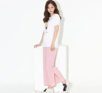 핑크 오버핏 배기팬츠와 화이트 반팔티 전신 코디 사진