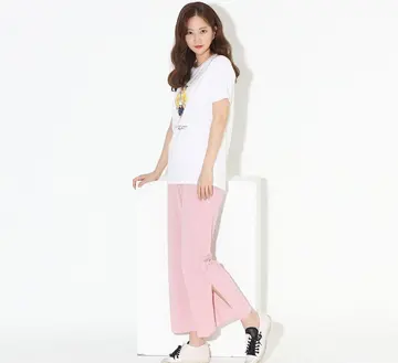 베이지·브라운 톤 배기팬츠와 반팔티 전신 코디 사진
