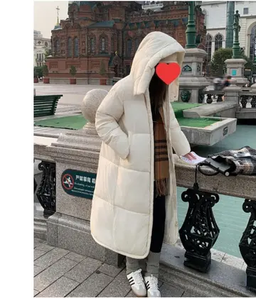 베이지·브라운 톤 오버핏 롱패딩과 셔츠 전신 코디 사진