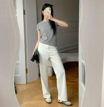 그레이 반팔티와 와이드팬츠 전신 코디 사진