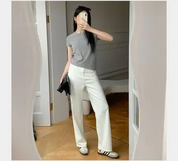 베이지·블랙 톤 반팔티와 와이드팬츠 전신 코디 사진