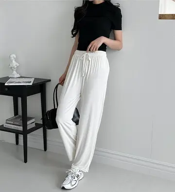 화이트 오버핏 배기팬츠와 블랙 반팔티 전신 코디 사진