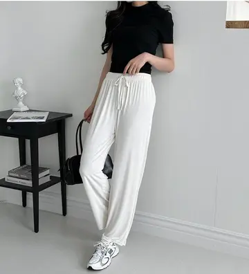 블랙·화이트 톤 배기팬츠와 반팔티 전신 코디 사진
