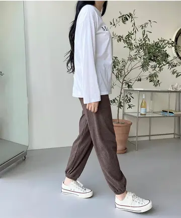 화이트·차콜 톤 배기팬츠와 긴팔티 전신 코디 사진