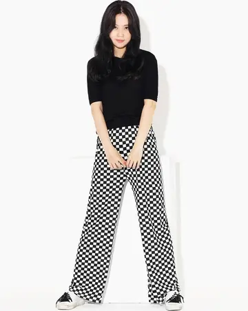 체크 배기팬츠와 블랙 반팔티 전신 코디 사진