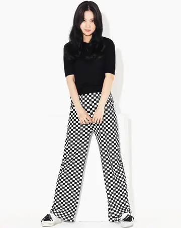 블랙·그레이 톤 배기팬츠와 반팔티 전신 코디 사진