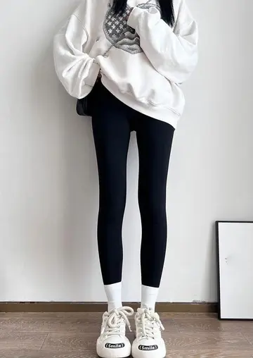 블랙 오버핏 레깅스와 화이트 집업 전신 코디 사진