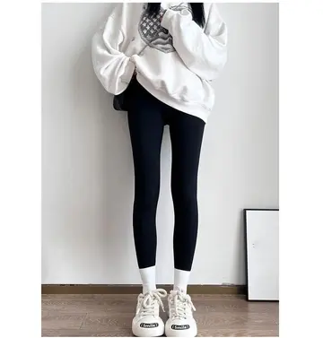 블랙·그레이 톤 레깅스와 집업 전신 코디 사진