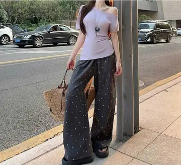라벤더 반팔티와 그레이 와이드팬츠 전신 코디 사진