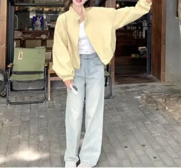 베이지·블랙 톤 바람막이와 청바지 전신 코디 사진