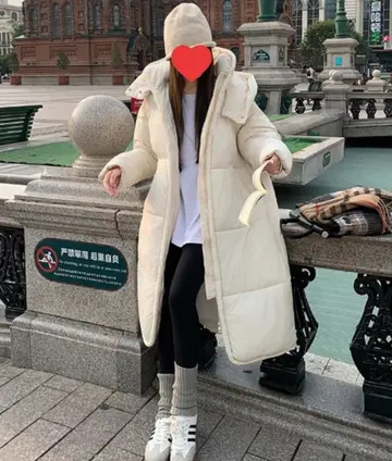 아이보리 오버핏 롱패딩과 후드티 전신 코디 사진