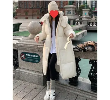 베이지·그레이 톤 롱패딩과 후드티 전신 코디 사진
