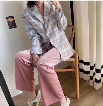 핑크 오버핏 면바지와 체크 블레이저 전신 코디 사진
