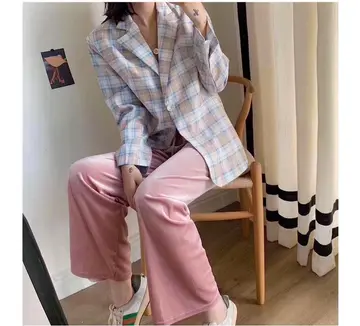 화이트·차콜 톤 면바지와 블레이저 전신 코디 사진