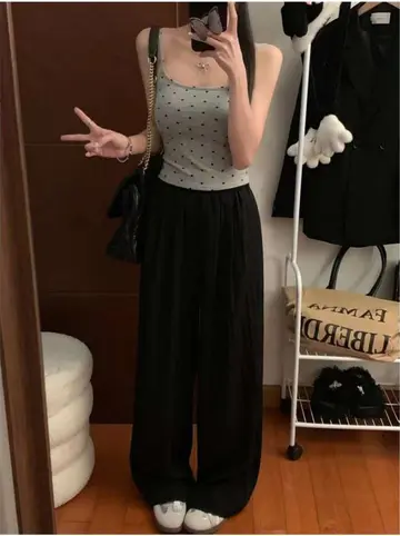 도트 민소매와 블랙 와이드팬츠 전신 코디 사진