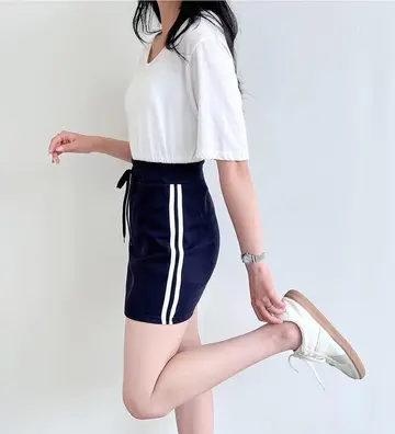 네이비 스커트와 화이트 반팔티 전신 코디 사진