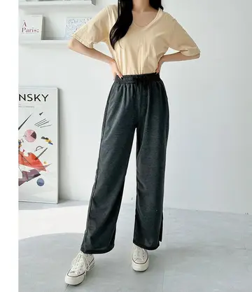 차콜 오버핏 조거팬츠와 베이지 반팔티 전신 코디 사진