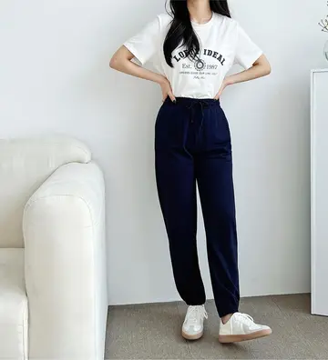 네이비 오버핏 배기팬츠와 화이트 반팔티 전신 코디 사진
