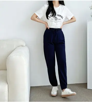 블랙·그레이 톤 배기팬츠와 반팔티 전신 코디 사진