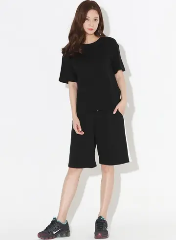 블랙 오버핏 반바지와 블랙 반팔티 전신 코디 사진