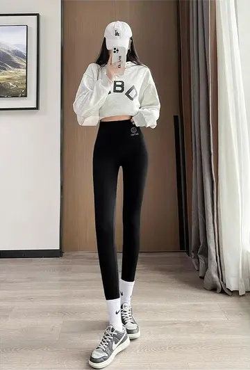 블랙 레깅스와 그레이 맨투맨 전신 코디 사진