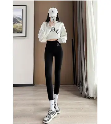 아이보리·그레이 톤 레깅스와 맨투맨 전신 코디 사진