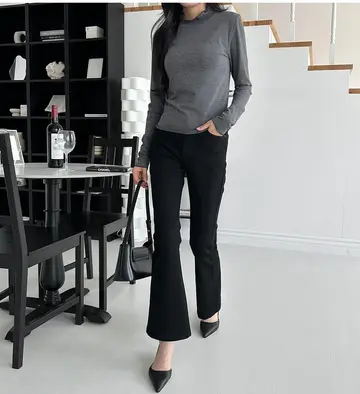 블랙·차콜 톤 긴팔티와 와이드팬츠 전신 코디 사진