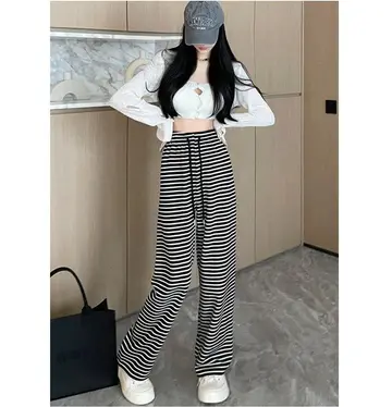 화이트·블랙 톤 배기팬츠와 가디건 전신 코디 사진