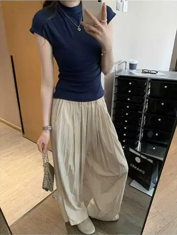 네이비 반팔티와 와이드팬츠 전신 코디 사진