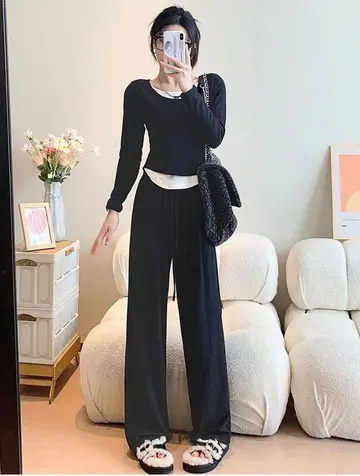 블랙 배기팬츠와 가디건 전신 코디 사진