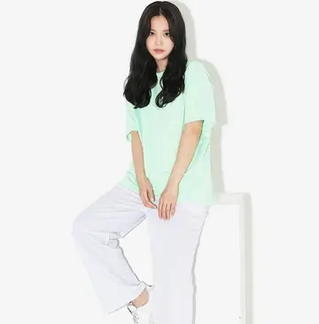 베이지·블랙 톤 배기팬츠와 반팔티 전신 코디 사진