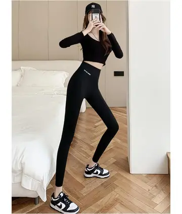 블랙·차콜 톤 레깅스와 긴팔티 전신 코디 사진