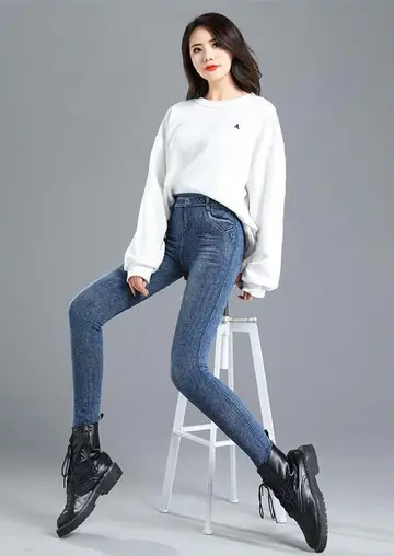 청바지와 화이트 맨투맨 전신 코디 사진