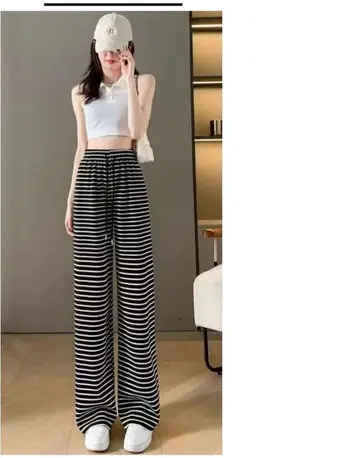 스트라이프 와이드 슬랙스와 카라티 전신 코디 사진