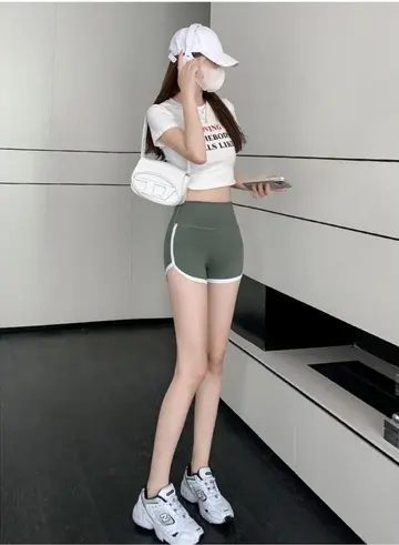 레깅스와 화이트 반팔티 전신 코디 사진