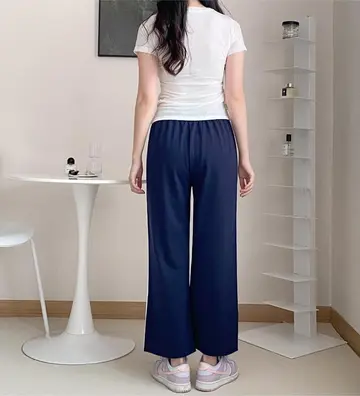 네이비 반바지와 화이트 반팔티 전신 코디 사진