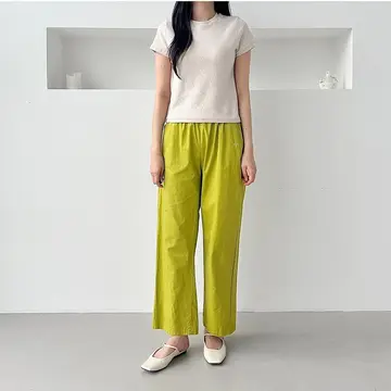 그레이·화이트 톤 배기팬츠와 반팔티 전신 코디 사진