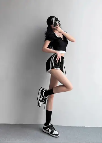 블랙 반바지와 블랙 블라우스 전신 코디 사진